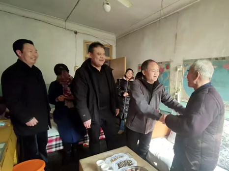 公司領(lǐng)導春節(jié)慰問離退休老干部和困難職工
